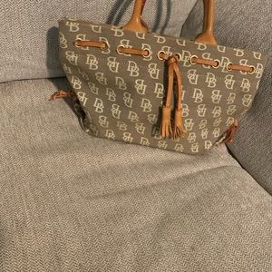 Medium tan dooney and bourke